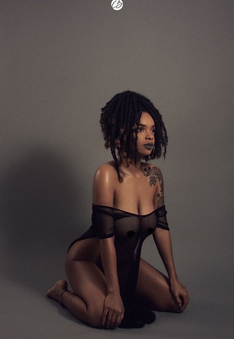 Naakte gelekte OnlyFans-foto van Feistybadazz