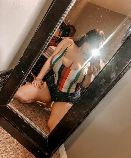 Naakte gelekte OnlyFans-foto van Emaliehall