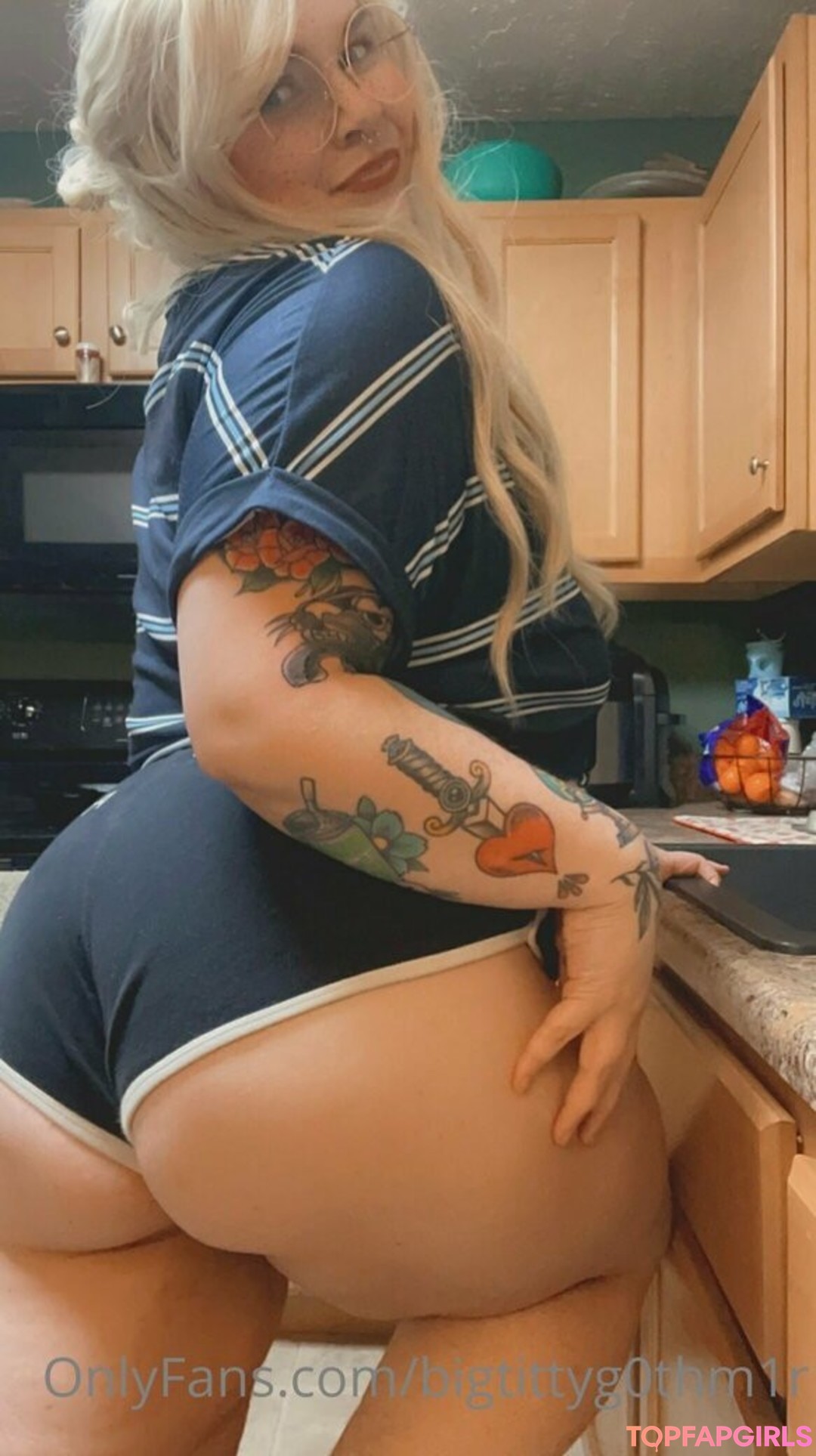 Naakte gelekte OnlyFans-foto van Bigtittyg0thm1r #7 Naakte gelekte OnlyFans-foto van Bigtittyg0thm1r #7