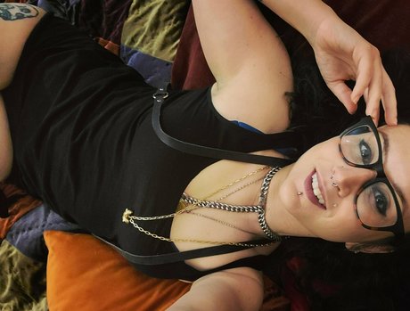 Naakte gelekte OnlyFans-foto van Supergirlsnghostsfree